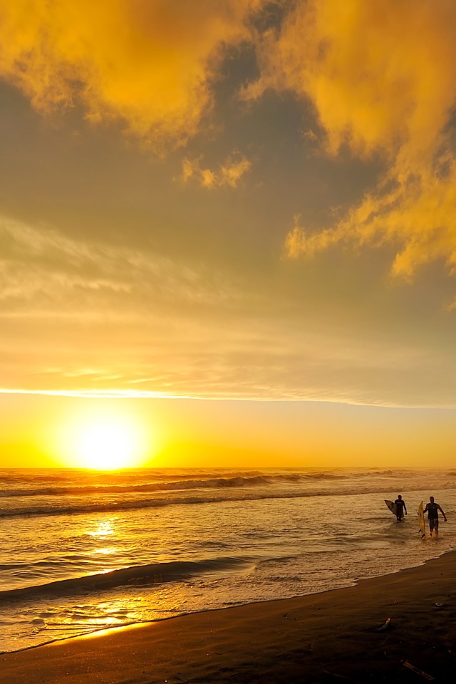 Красивый закат яркого солнца на горизонте у моря