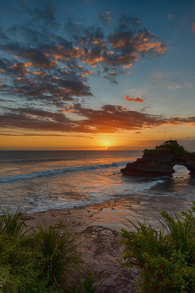 Красивый закат солнца на побережье