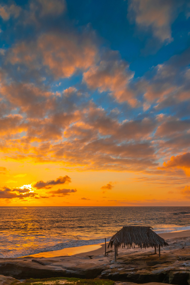Красивый закат солнца над спокойным морем 