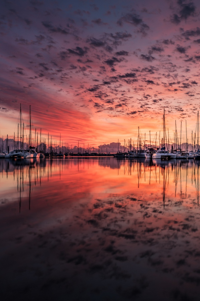 Лодки у причала в воде на закате 