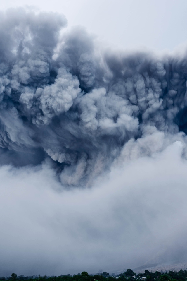 Облако пепла над вулканом