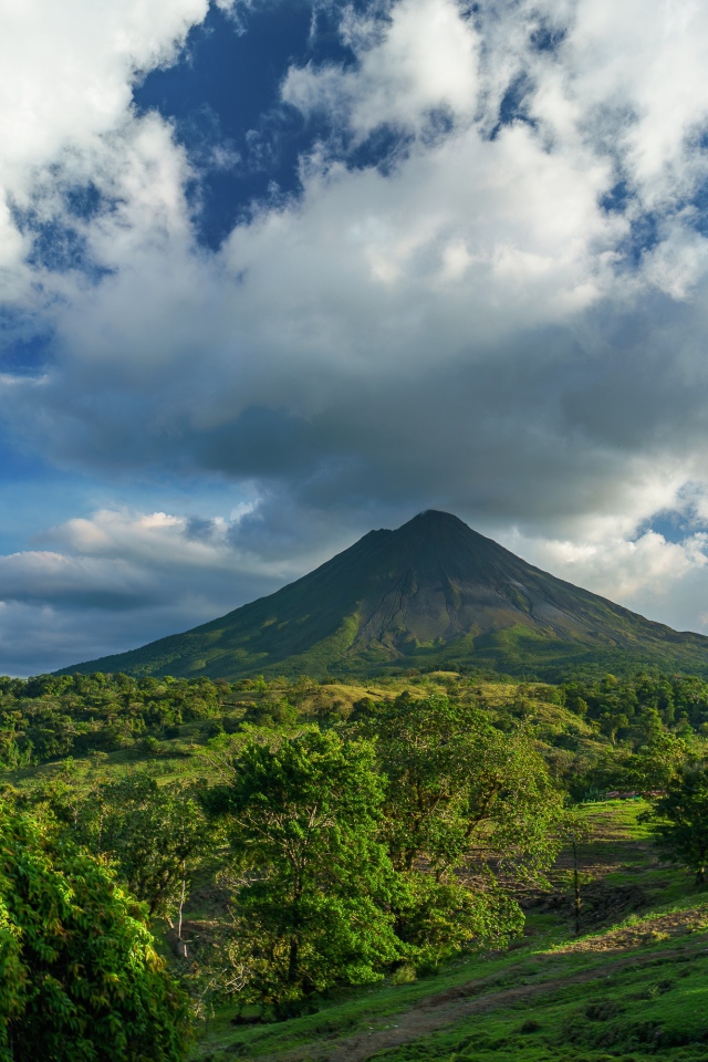 Зеленый вулкан Ареналь под белыми облаками,  Коста Рика
