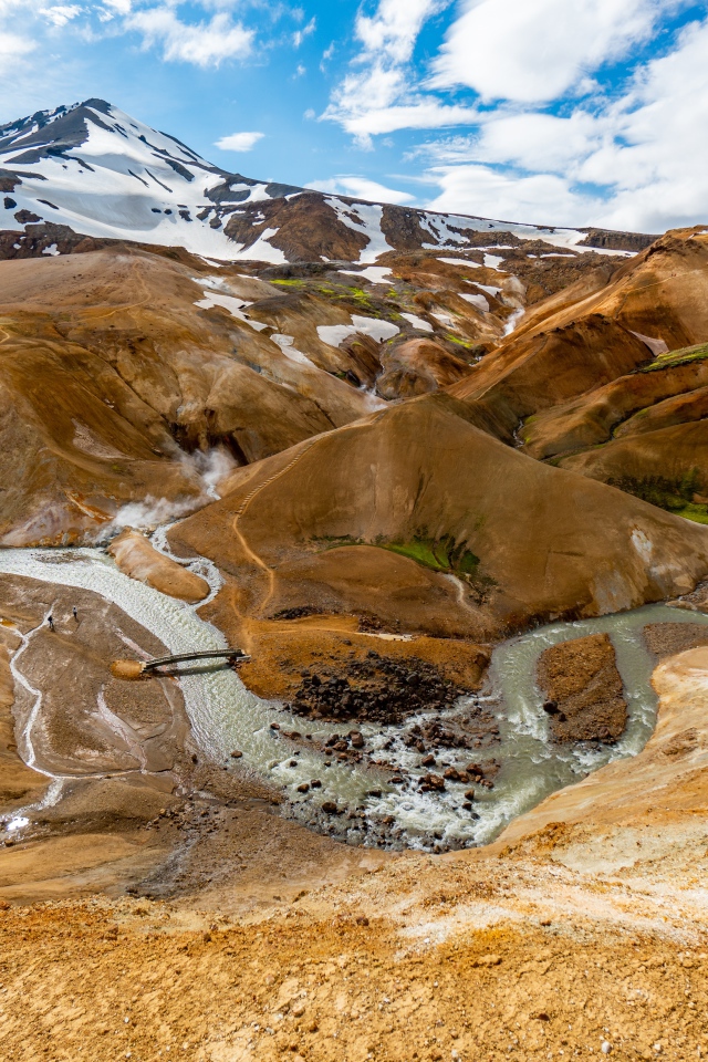 Старый потухший вулкан с рекой