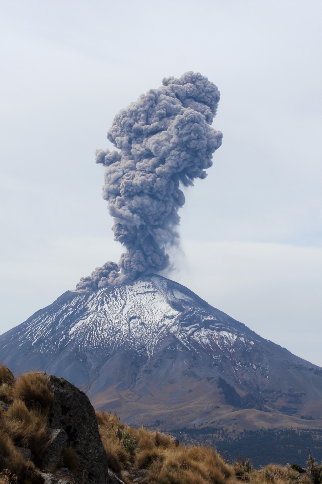 Дым над действующим вулканом Попокатепетль, Мексика
