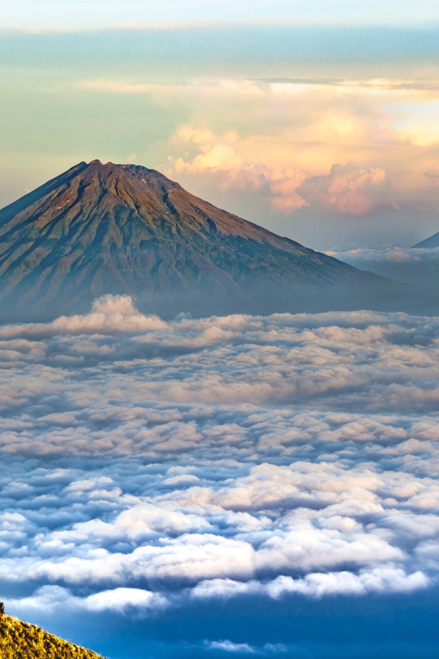 Вид на вершины спокойных вулканов 