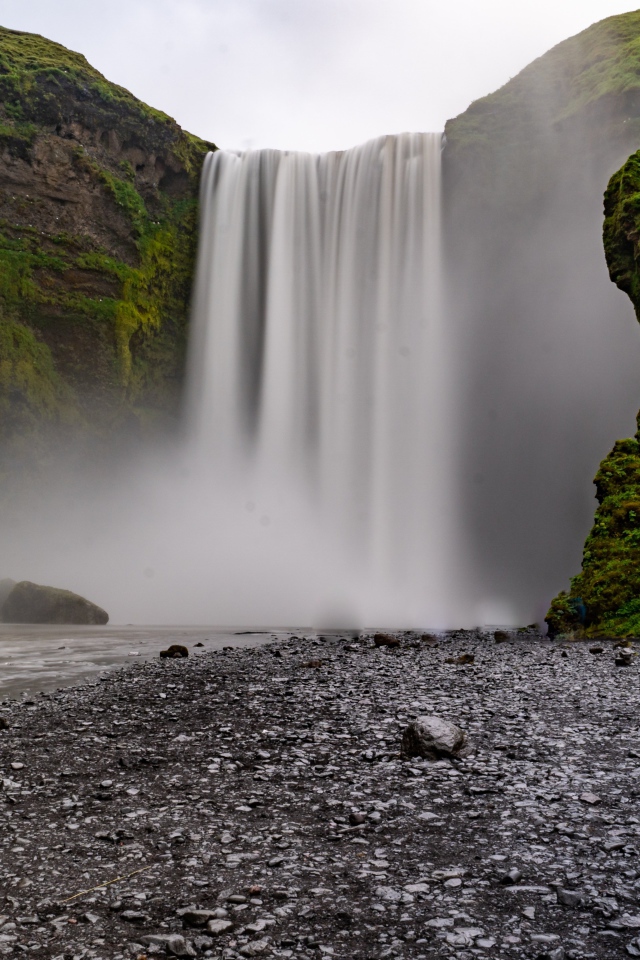 Быстрый холодный водопад стекает с утеса 