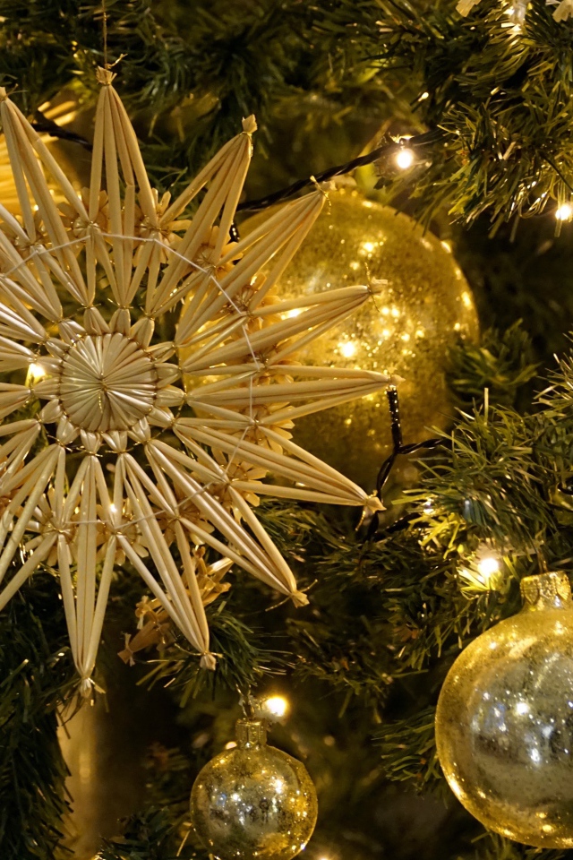 Красивые елочные украшения на ветках 