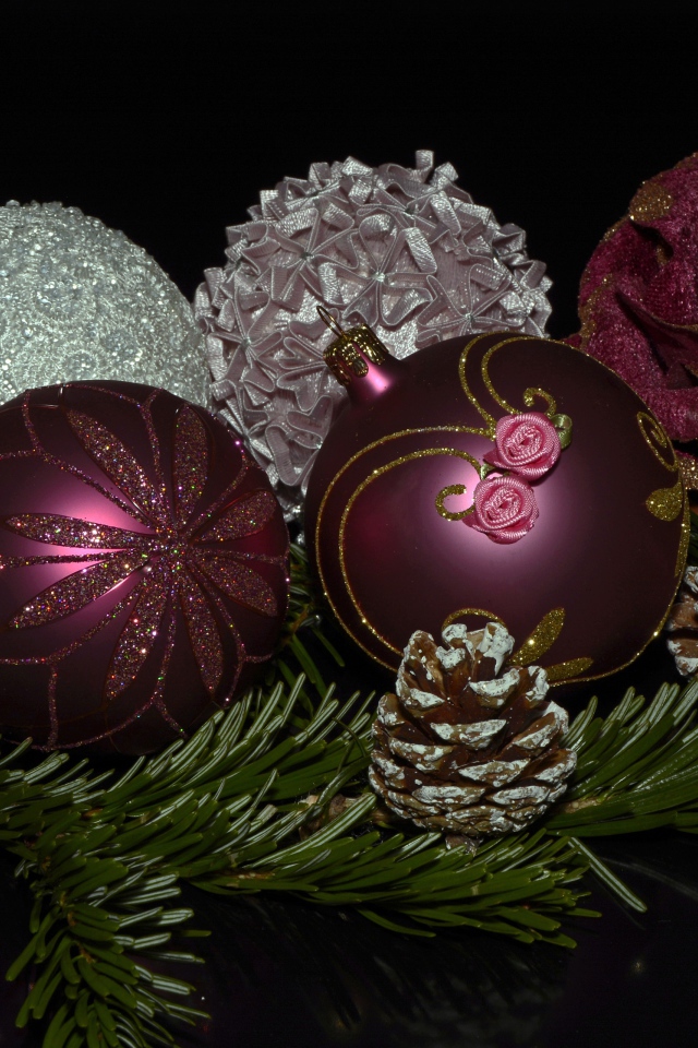 Красивые елочные игрушки с веткой на черном фоне 