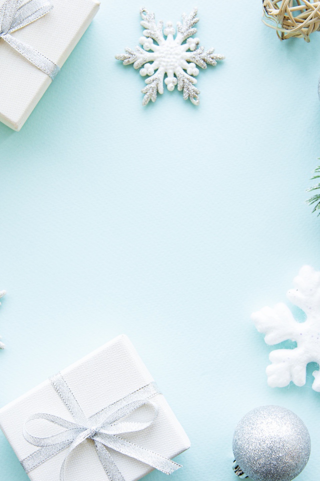 Красивый голубой фон с подарками и снежинками с еловой веткой на Рождество
