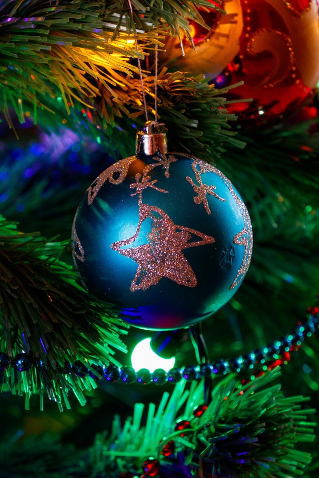 Красивый синий шар на новогодней елке 