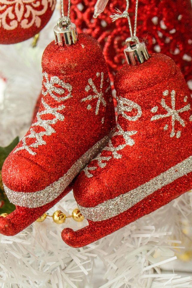 Красивые красные елочные игрушки 