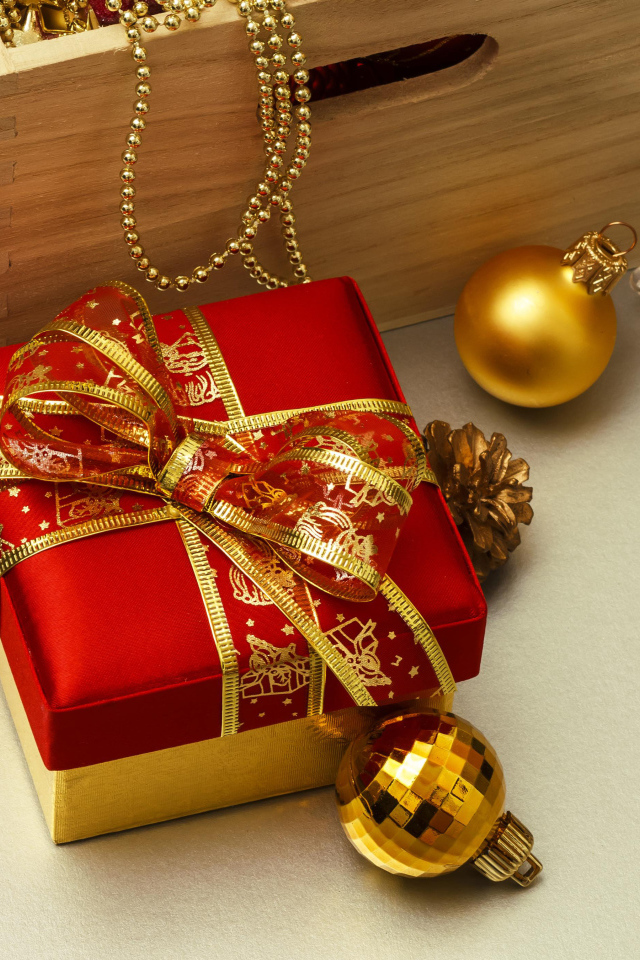 Большой подарок и елочные игрушки на новый год 2022 