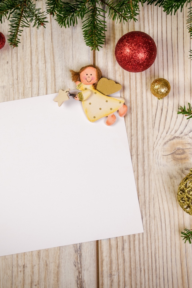 Шаблон новогодней открытки с еловой веткой и игрушками 