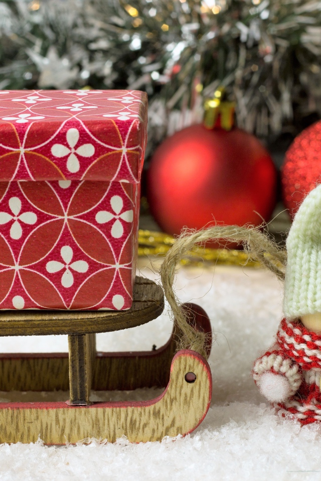 Новогодний декор под елкой