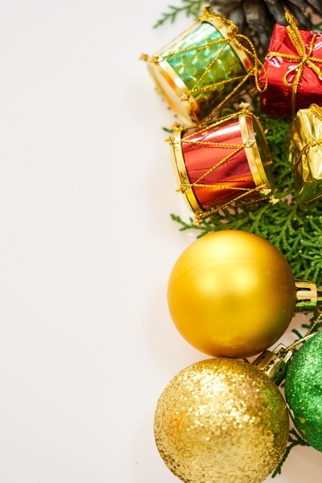 Елочные украшения с веткой на сером фоне 