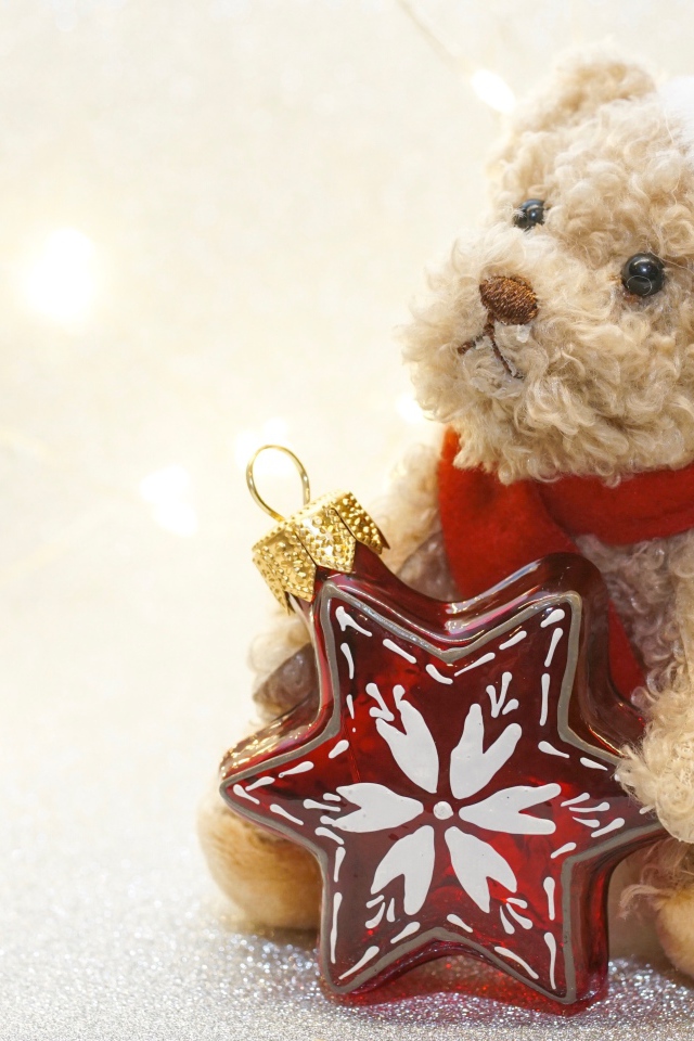 Новогодний медвежонок с елочной игрушкой 