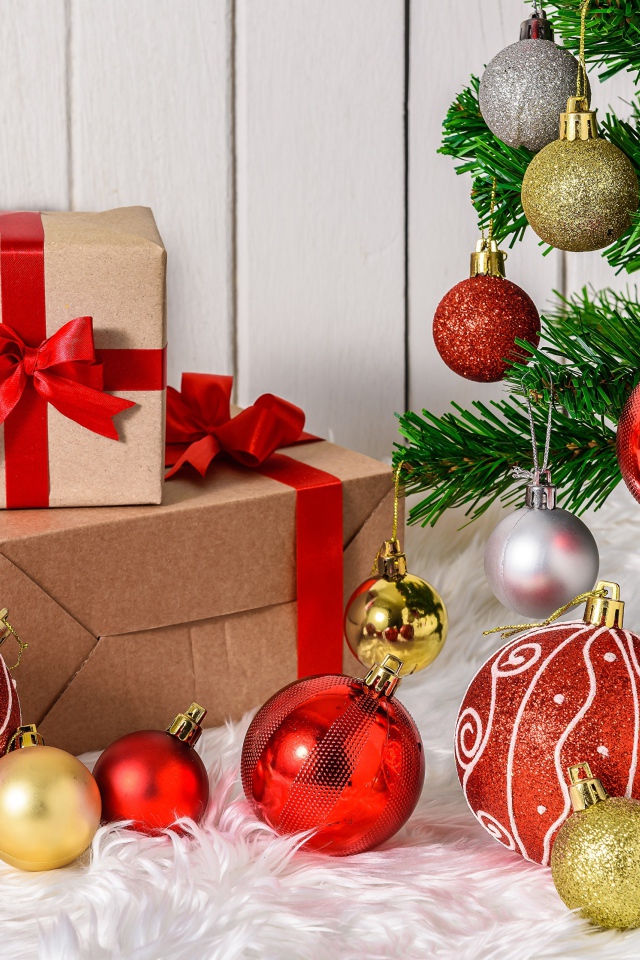 Новогодняя ель с подарками и игрушками 