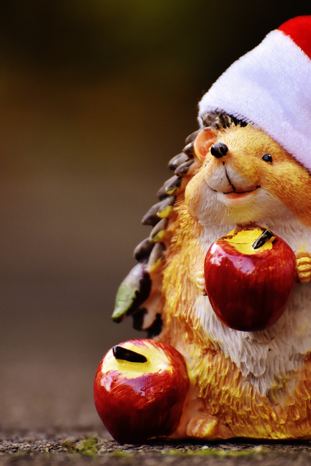 Статуэтка ежик с яблоками в новогодней шапке 