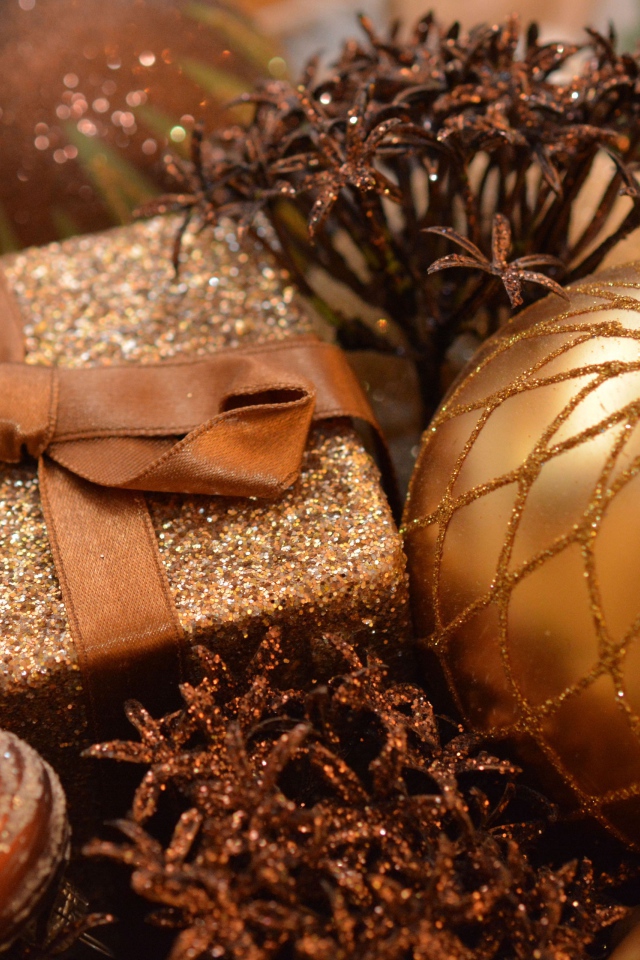 Золотой шар и подарки с украшениями на новый год 