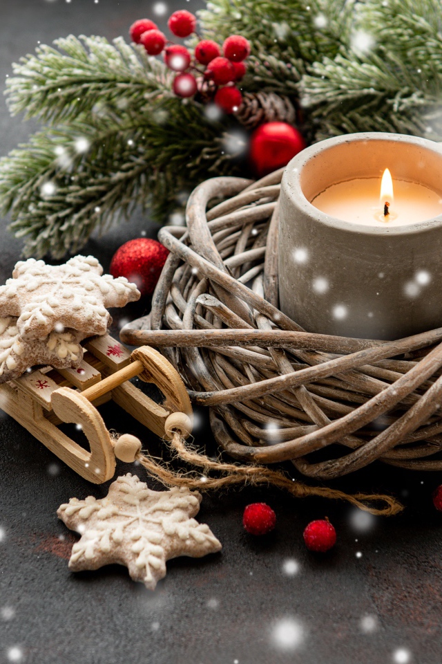 Зажженная свеча с еловой веткой и украшениями