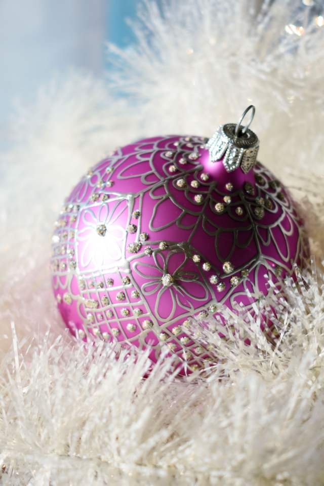 Розовый шарик с белой мишурой на новый год