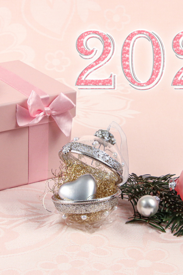 Розовый подарок и елочные игрушки на новый год 2022 
