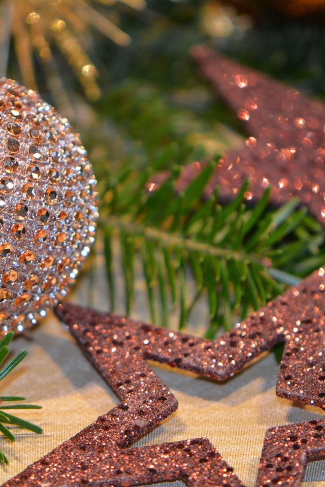 Блестящий шар и звездочки на елку на новый год 