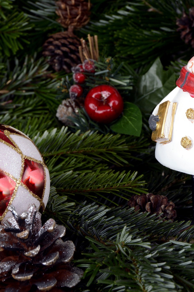 Снеговик и шар на ветках ели на Новый год