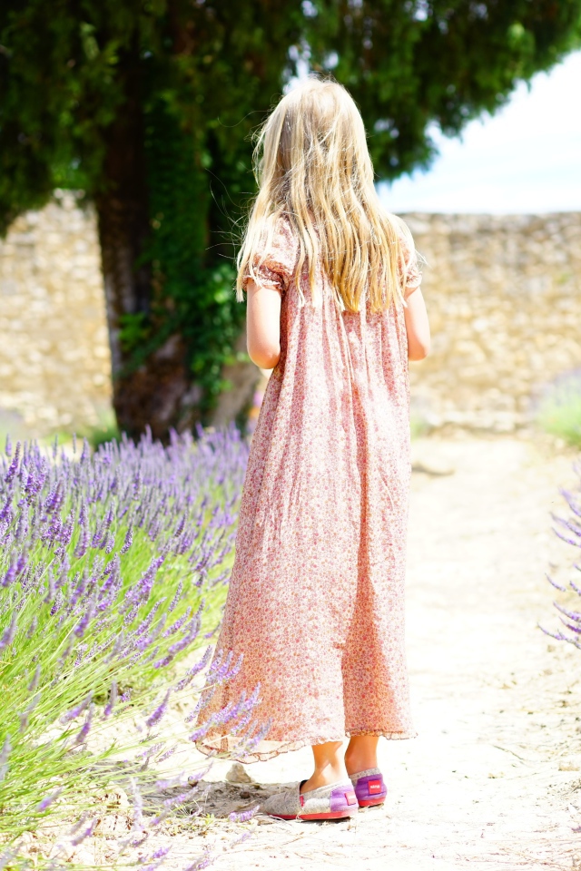 Маленькая девочка в платье на поле с лавандой