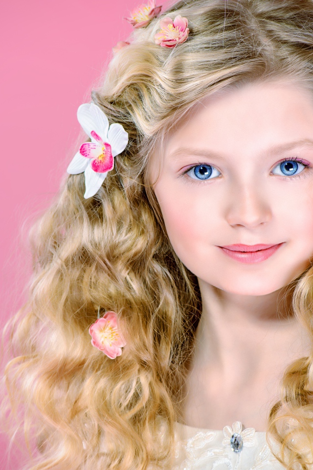 Красивая голубоглазая девочка блондинка на розовом фоне