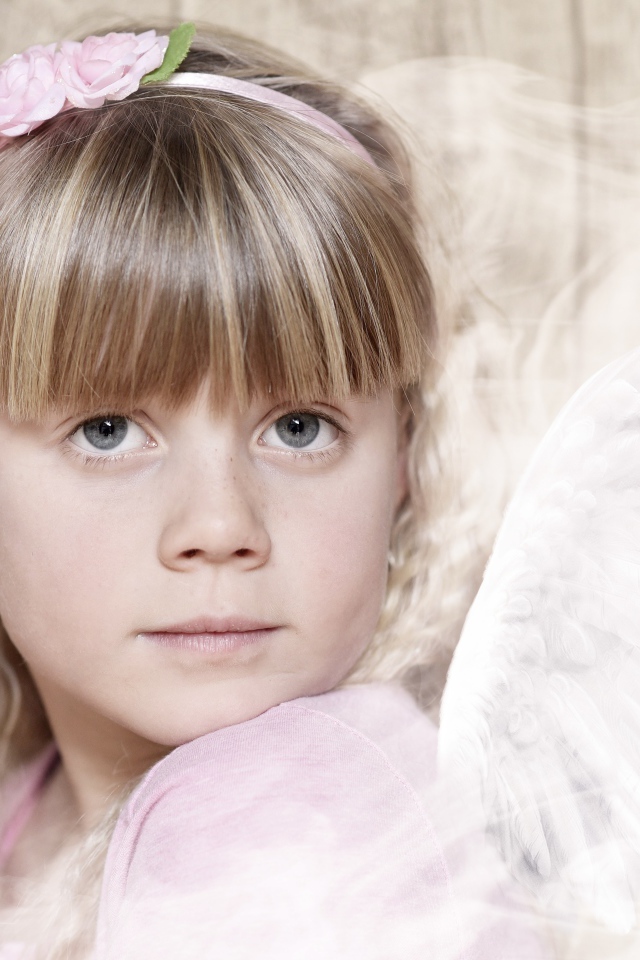 Красивая девочка с крыльями ангела с украшением на голове 