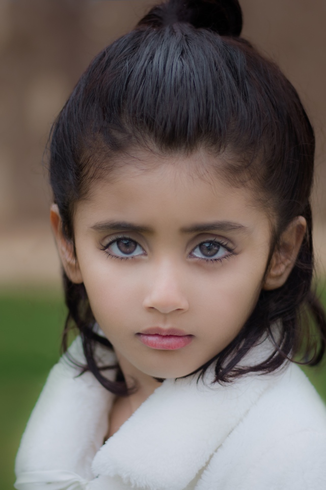 Красивая девочка с большими глазами