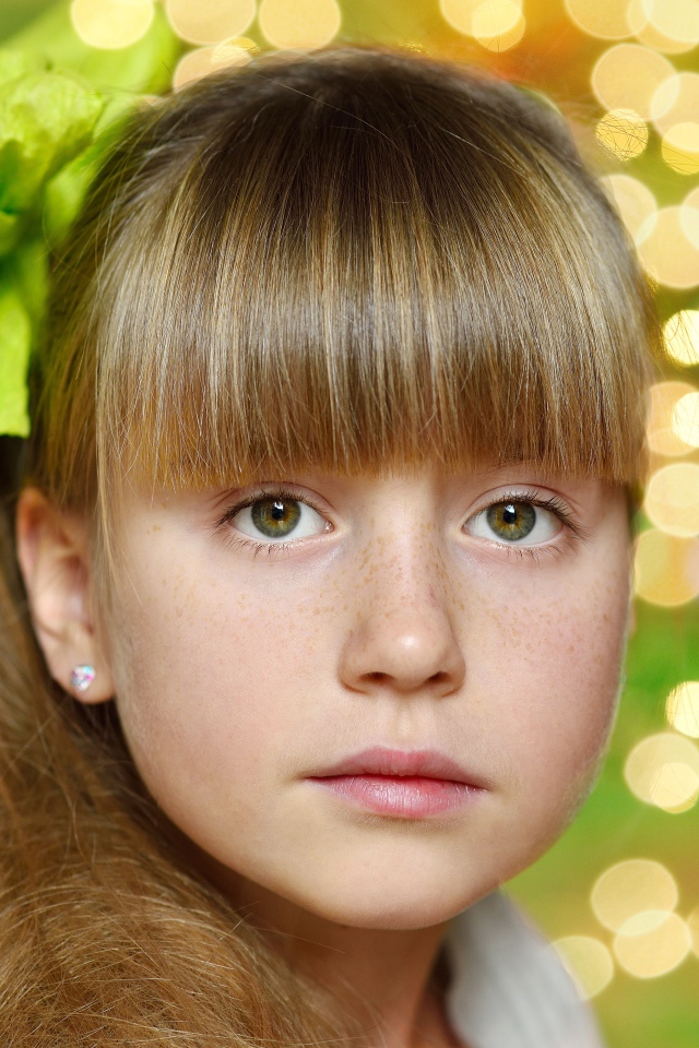 Красивая девочка с длинными волосами и длинной челкой