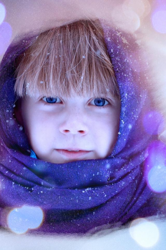 Голубоглазая девочка в синем платке 