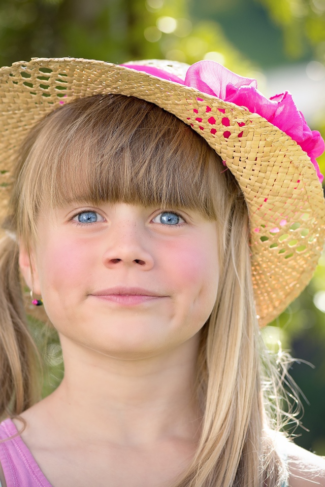 Голубоглазая девочка в соломенной шляпе