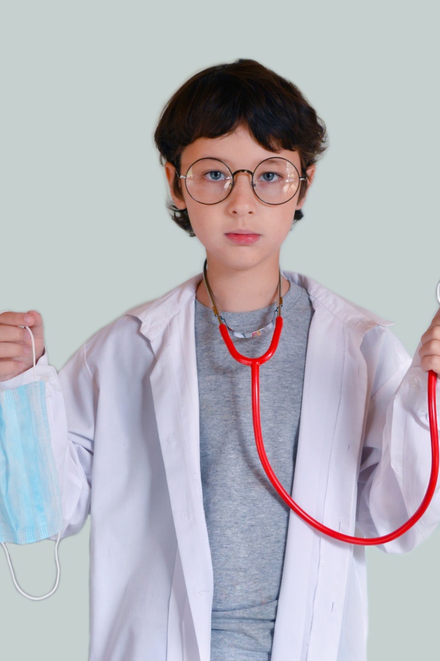 Мальчик с фонендоскопом и медицинской маской