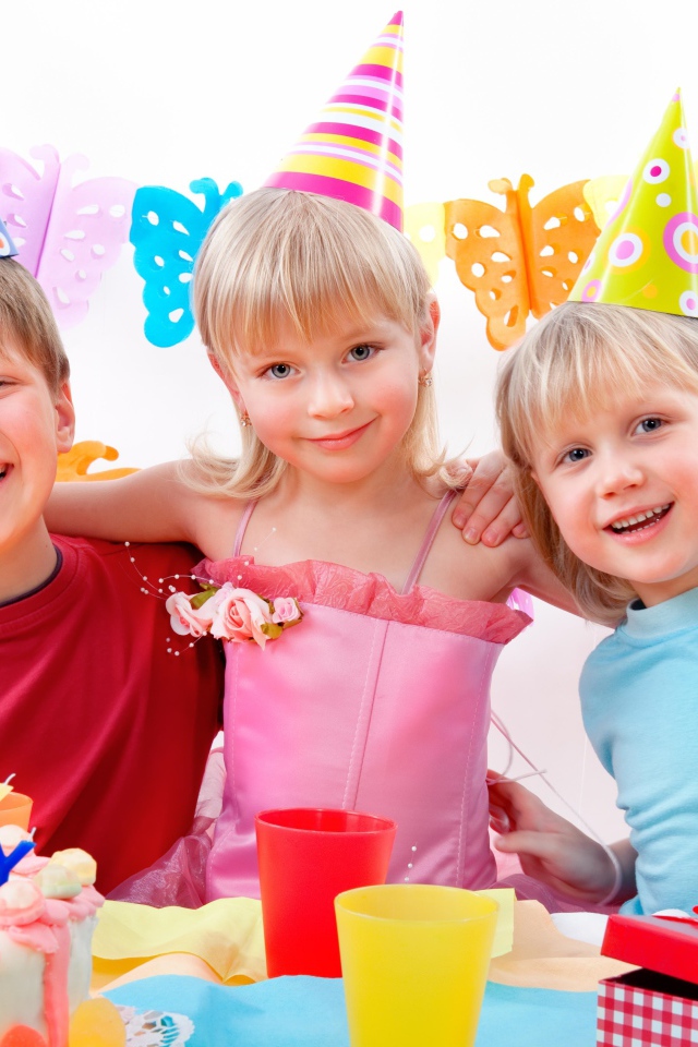 Веселые дети отмечают день рождения 