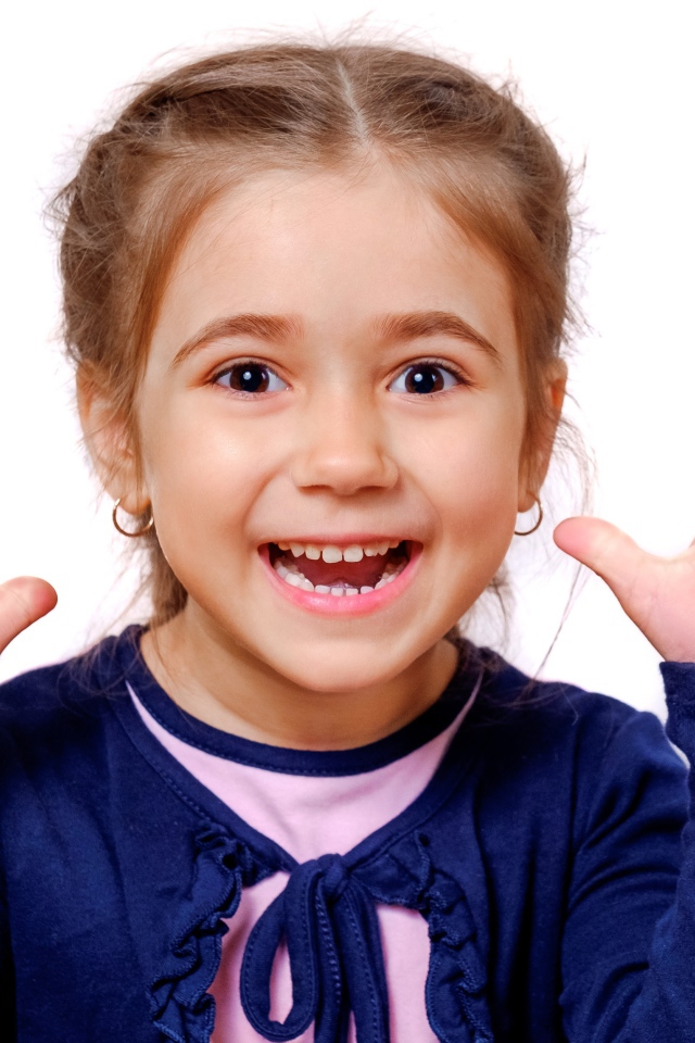 Веселая маленькая девочка с поднятыми руками