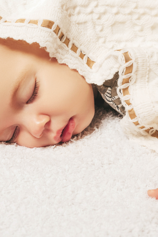 Милый спящий ребенок под покрывалом 