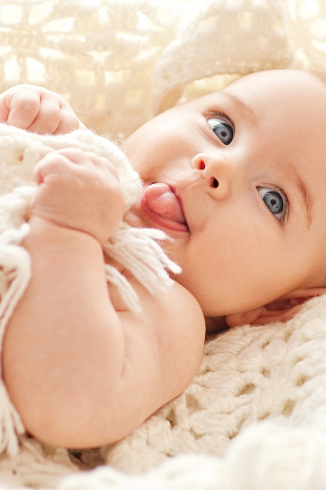 Забавный грудной ребенок с высунутым языком