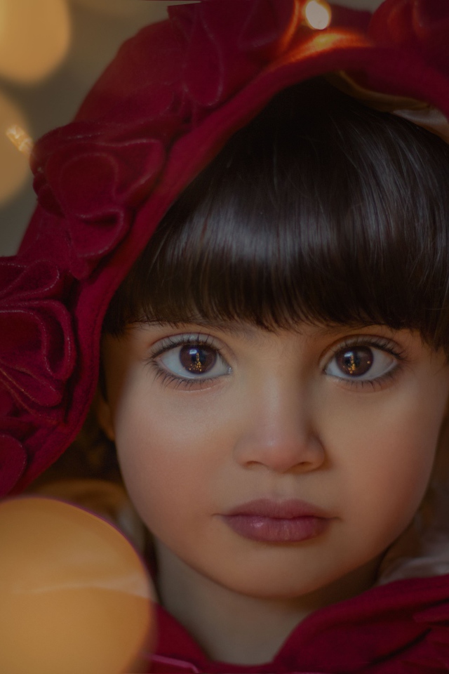 Девочка с большими карими глазами в красном капюшоне
