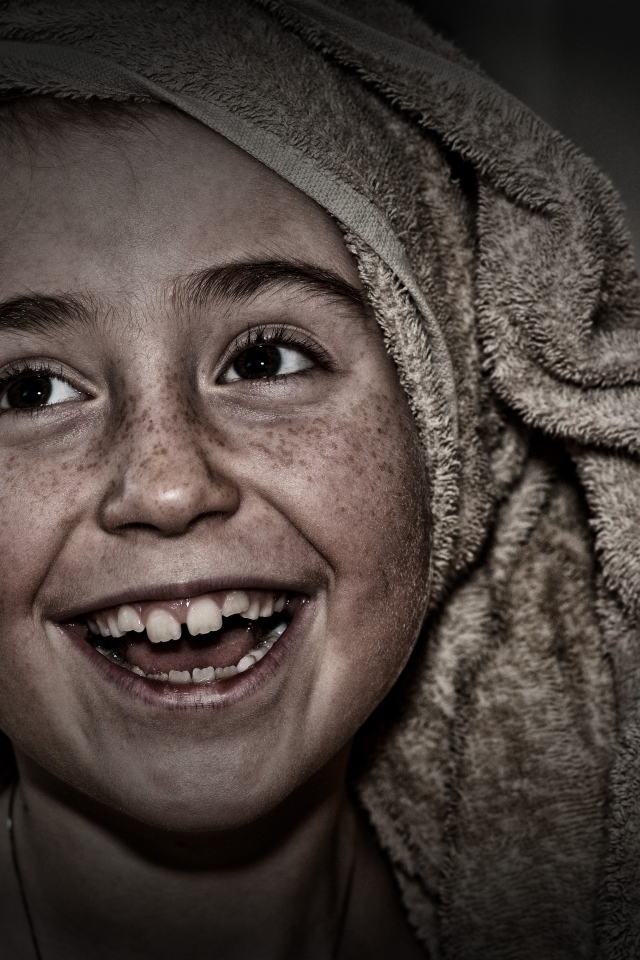 Девушка с веснушками на лице с полотенцем на голове