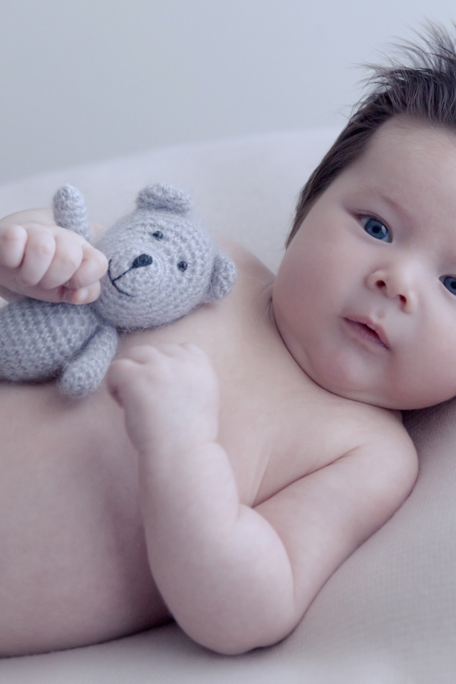 Грудной ребенок с шевелюрой на голове 