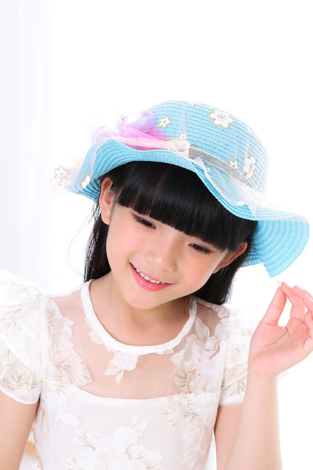 Маленькая девочка азиатка в белом платье 