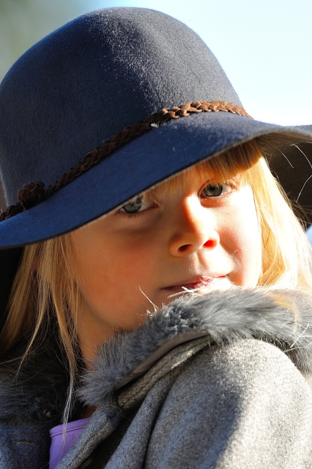 Маленькая девочка блондинка в шляпе