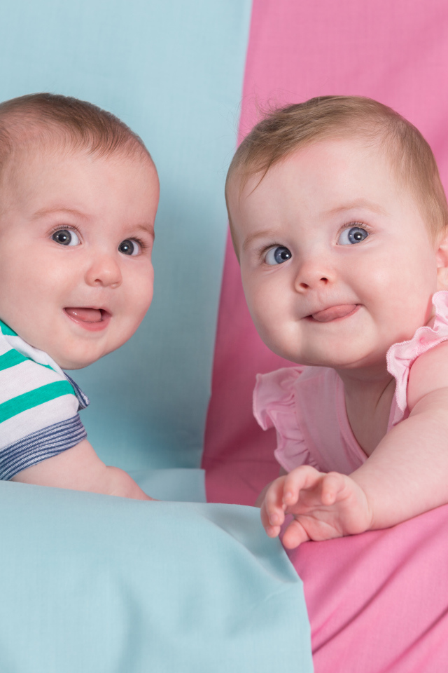 Маленькие мальчик и девочка двойняшки 