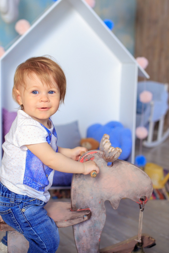 Маленький мальчик в игровой комнате