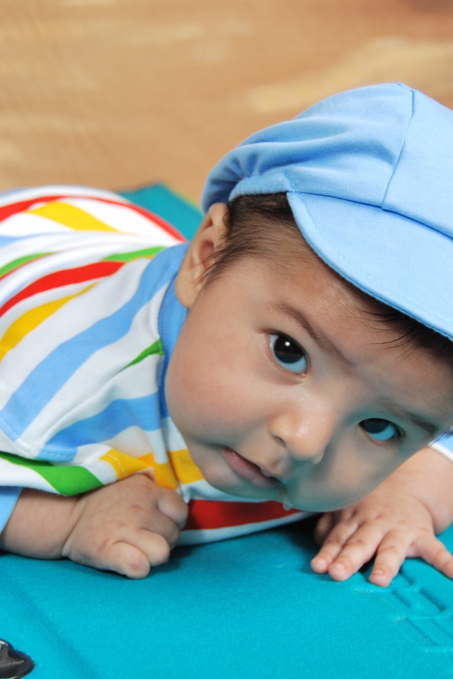 Маленький мальчик с голубой кепке 