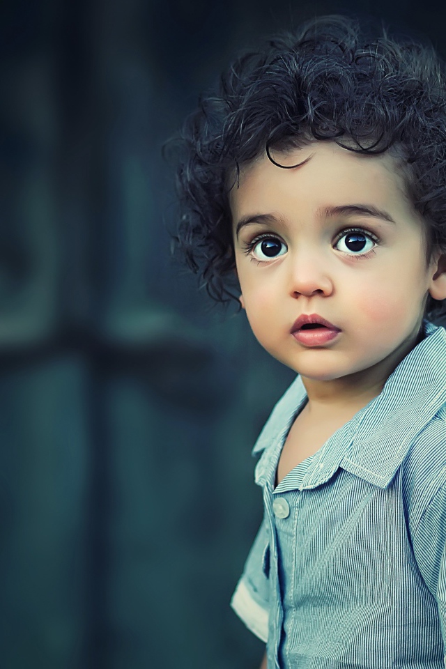 Маленький мальчик с кудрявыми волосами