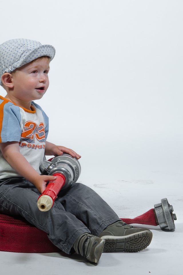 Маленький мальчик с пожарным гидрантом